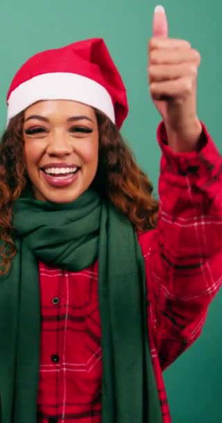 Улыбающаяся Молодая Многонациональная Женщина Показывает Большие Пальцы Студии Рождественские Цвета — стоковое видео