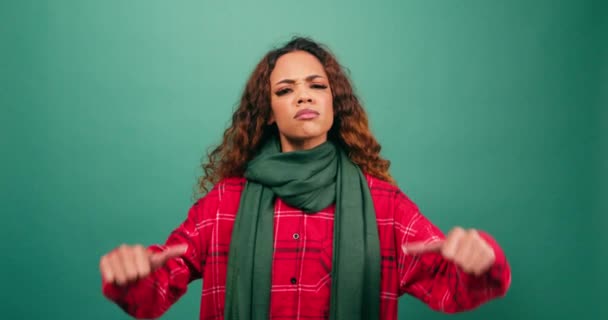 Üzgün Genç Bir Kadın Noel Temalı Stüdyoyu Iki Kez Onaylıyor — Stok video