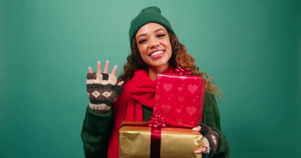 Gyönyörű Fiatal Hölgy Üdvözöl Integet Helló Átadja Csomagolt Karácsonyi Ajándék — Stock videók