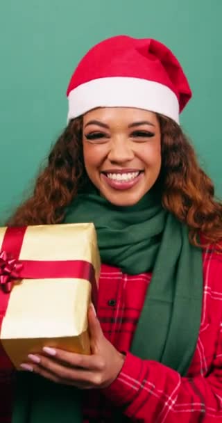 Hermosa Joven Mujer Sostiene Envuelto Regalo Navidad Sonriendo Estudio Sombrero — Vídeos de Stock
