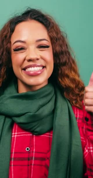 Glimlachende Jonge Multi Etnische Vrouw Geeft Duimen Studio Kerstkleuren Hoge — Stockvideo