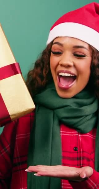 Ενθουσιασμένη Νεαρή Γυναίκα Χειρονομίες Προς Χριστουγεννιάτικο Δώρο Παλάμη Επάνω Στούντιο — Αρχείο Βίντεο