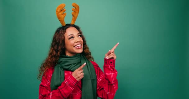 Beautiful Young Woman Pointing Left Copy Space Christmas Santa Hat — Stock Video