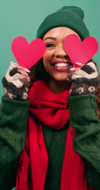 Χαριτωμένη Νεαρή Πολυεθνική Γυναίκα Παίζει Σχήματα Καρδιά Στούντιο Χριστουγέννων Υψηλής — Αρχείο Βίντεο
