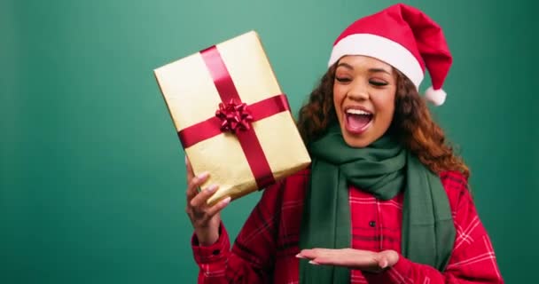 Ενθουσιασμένη Νεαρή Γυναίκα Χειρονομίες Προς Χριστουγεννιάτικο Δώρο Παλάμη Επάνω Στούντιο — Αρχείο Βίντεο