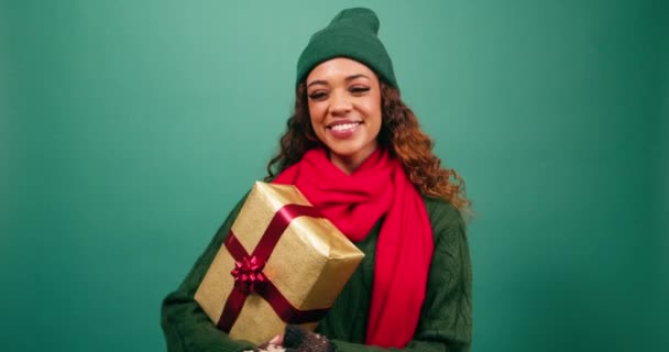 Hermosa Joven Saluda Saluda Las Olas Entrega Regalo Navidad Envuelto — Vídeos de Stock