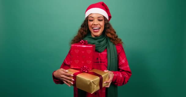 Tânără Excitată Tremură Cadouri Crăciun Ghicind Este Înăuntru Studio Înregistrare — Videoclip de stoc
