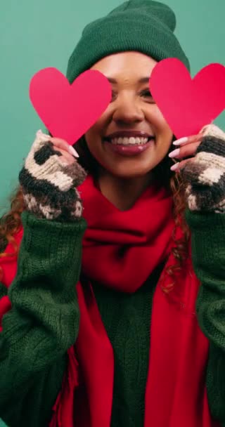 美しい若い女性は ハートの形をした目 クリスマスに愛をカバーします 高品質の4K映像 — ストック動画