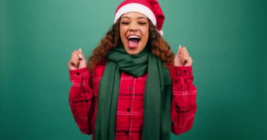 Heyecanlı genç kadın Noel ve stüdyo için heyecanla zıplıyor ve dans ediyor. Yüksek kalite 4k görüntü