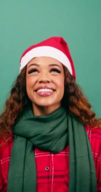 Heyecanlı genç kadın, fotokopi stüdyosunu işaret ediyor. Yüksek kalite 4k görüntü