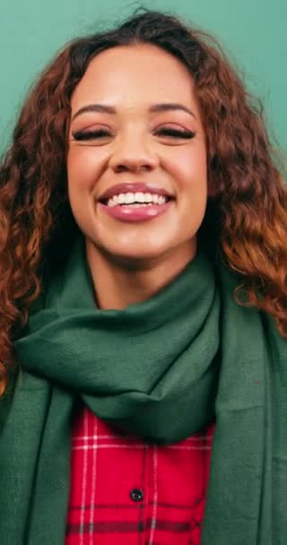 クリスマスカラーを着た笑う若い女性の肖像画 スタジオビデオ 高品質の4K映像 — ストック動画