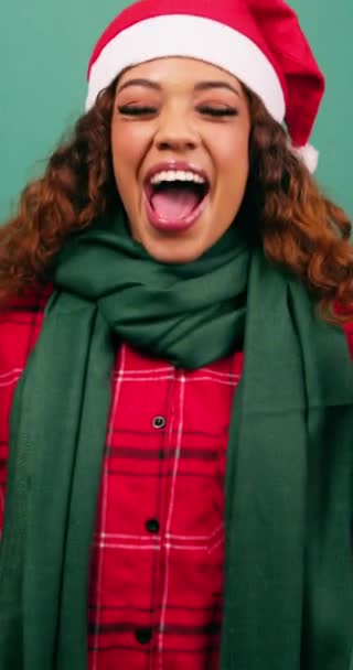 Jeune Femme Excitée Saute Danse Excitée Pour Noël Studio Images — Video