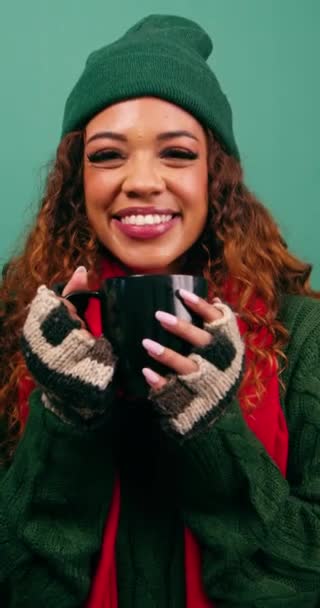 Hermosa Mujer Joven Sonríe Tiene Bebida Caliente Navidad Tema Acogedor — Vídeo de stock