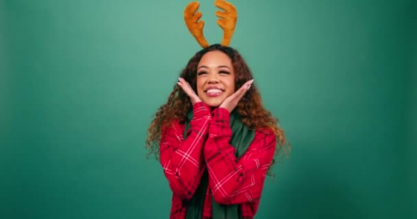 兴奋的年轻女人做着可爱的姿势 双手在下巴下 圣诞工作室 高质量的4K镜头 — 图库视频影像