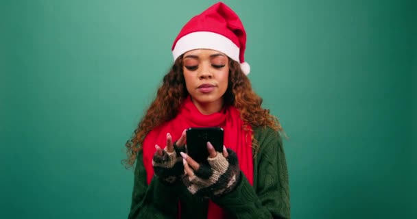 Ung Kvinna Knackar Finger Kind Tänker Medan Online Shopping Julen — Stockvideo