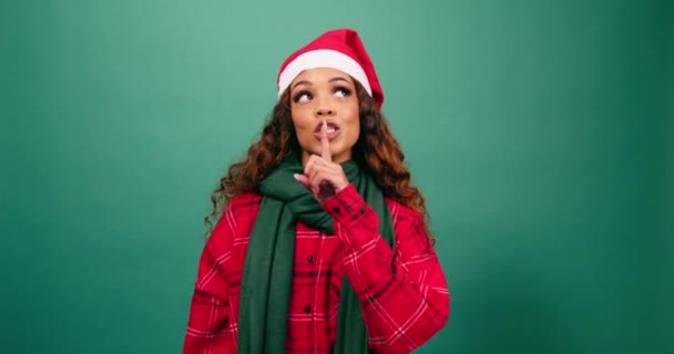 Çok Irklı Güzel Bir Kadın Gizli Bir Noel Stüdyosu Kurmak — Stok video