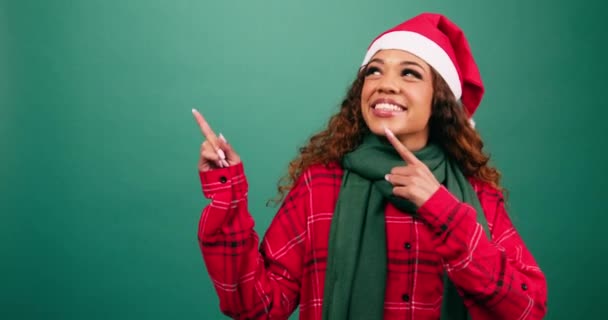 Όμορφη Νεαρή Γυναίκα Δείχνει Αριστερά Για Αντιγράψετε Χώρο Χριστούγεννα Σάντα — Αρχείο Βίντεο