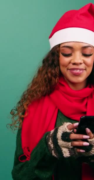 Mosolygó Fiatal Rámutat Hogy Másolja Helyet Balra Használja Telefont Karácsonyi — Stock videók