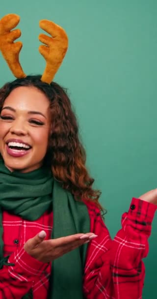 Schöne Junge Frau Zeigt Nach Links Zum Kopierraum Weihnachtsmann Hutatelier — Stockvideo