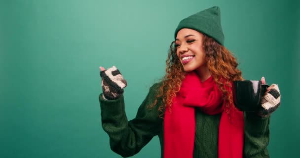 Gyönyörű Fiatal Téli Ruhát Mutat Másolni Helyet Karácsonyi Stúdió Kiváló — Stock videók