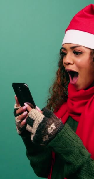 Gyönyörű Fiatal Kap Hír Karácsonykor Megdöbbent Izgalom Stúdió Kiváló Minőségű — Stock videók