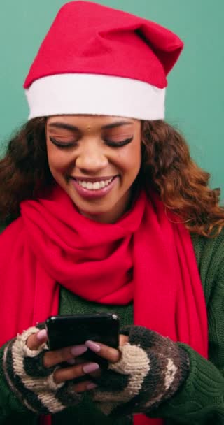 Hermosa Joven Los Mensajes Santa Sombrero Utiliza Teléfono Riendo Estudio — Vídeos de Stock
