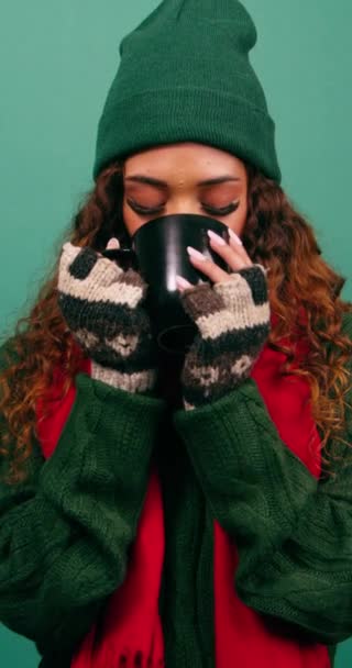 Gyönyörű Fiatal Iszik Meleg Italt Télen Karácsonyi Színek Stúdió Kiváló — Stock videók