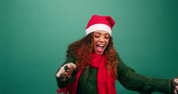 Jovem Feliz Dançando Estúdio Tema Natal Chapéu Papai Noel Imagens — Vídeo de Stock