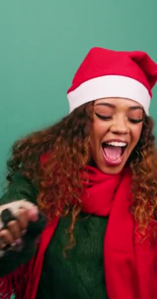Jovem Feliz Dançando Estúdio Tema Natal Chapéu Papai Noel Imagens — Vídeo de Stock