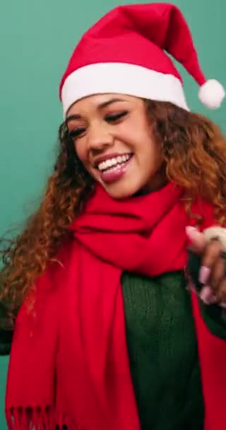 Joyeux Jeune Femme Dansant Studio Noël Thème Chapeau Père Noël — Video