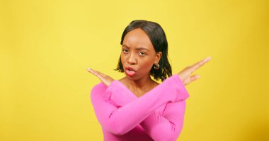 Güzel, güçlü bir kadın el kol hareketi yapar. Hayır, başını sallar, sarı stüdyo geçmişi vardır. Yüksek kalite fotoğraf