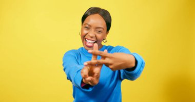 Güzel siyah kadın hashtag sembolüyle dans ediyor, sosyal medya kampanyası sarı kaliteli fotoğraf