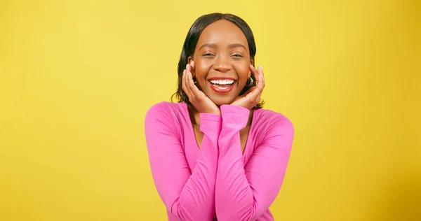 Beautiful Black Woman Cups Hands Chin Cute Pose Yellow Studio — Stock Photo, Image