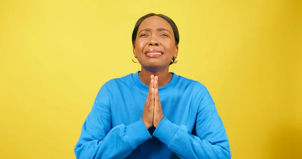 Duygusal Genç Kadın Dua Edip Yalvarıyor Yalvarıyor Üzülüyor Sarı Stüdyo — Stok fotoğraf