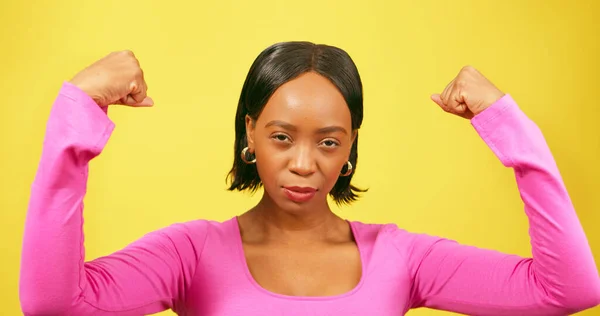 Beautiful Strong Woman Flexes Both Arms Muscle Yellow Studio Background — Stock Photo, Image