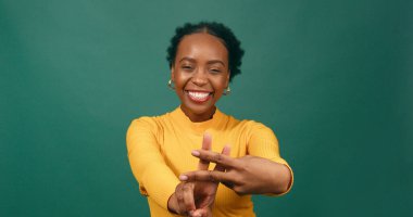 Güzel siyahi kadın hashtag sembolüyle gülüyor, sosyal medya kampanyası yeşil. Yüksek kalite fotoğraf