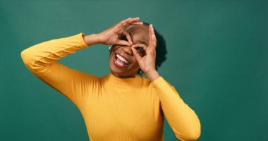 Güzel siyahi kadın, yeşil gözlüklü, aptal suratını takınıyor. Yüksek kalite fotoğraf