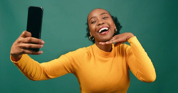 Mujer Joven Feliz Toma Selfies Pose Retrato Estudio Verde Foto —  Fotos de Stock