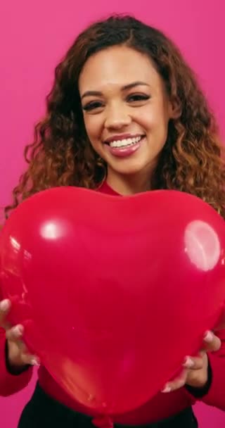 Mooie Jonge Vrouw Gooit Hartvormige Ballon Lucht Lachen Studio Hoge — Stockvideo