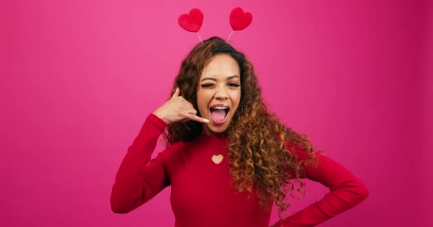 Flirt Młoda Kobieta Sprawia Call Znak Tajemniczy Wielbiciel Walentynki Studio — Wideo stockowe