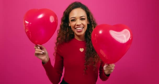 Jolie Jeune Femme Danse Avec Des Ballons Forme Coeur Jette — Video