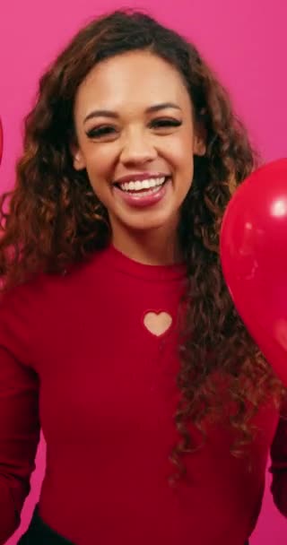 Nette Junge Frau Tanzt Mit Herzförmigen Luftballons Wirft Die Luft — Stockvideo