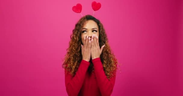 コイとフラットな若い女性は秘密の賞賛者 バレンタインデースタジオピンクで笑っています 高品質の4K映像 — ストック動画