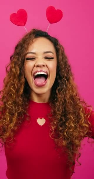 Śmiejąca Się Kobieta Zakrywa Oczy Jako Niespodziankę Walentynki Różowe Studio — Wideo stockowe