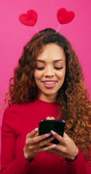 Schockierte Junge Frau Bekommt Erfolgreichen Match Auf Dating Profil Studioherzen — Stockvideo