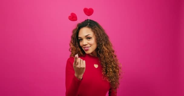 Flirt Młoda Kobieta Wzywa Tajemniczego Wielbiciela Walentynki Różowe Studio Wysokiej — Wideo stockowe