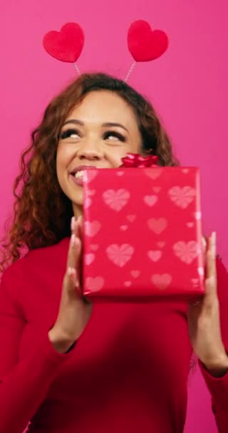 Mooie Jonge Vrouw Poseert Met Geschenkdoos Roze Studio Valentijnsdag Jubileum — Stockvideo