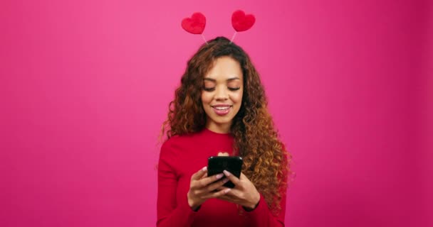 Schockierte Junge Frau Bekommt Erfolgreichen Match Auf Dating Profil Studioherzen — Stockvideo