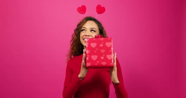 Hermosa Joven Posa Con Caja Regalo Estudio Rosa San Valentín — Vídeos de Stock
