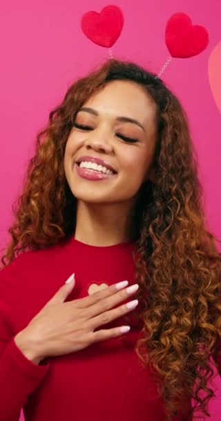 Mooie Jonge Vrouw Verliefd Knuffelende Hart Zelf Liefde Roze Studio — Stockvideo